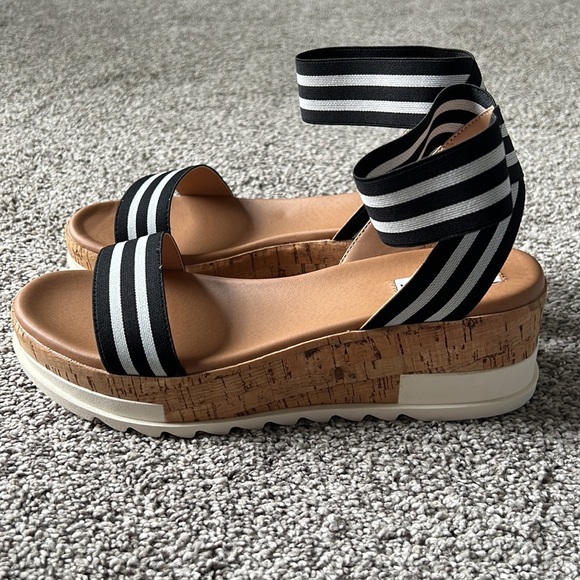 NWT Steve Madden black and white wedge sandal - Picture 2 of 7